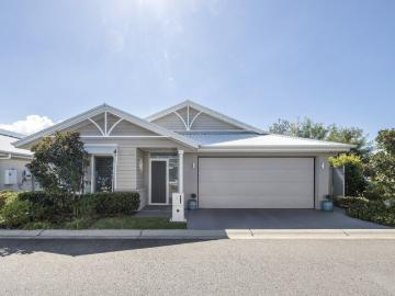 Elegant Three Bedroom Retreat Sunlit Alfresco Living