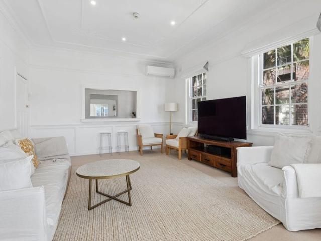 ELEGANT THREE BEDROOM RESIDENCE IN A PREMIER DARLING POINT LOCATION