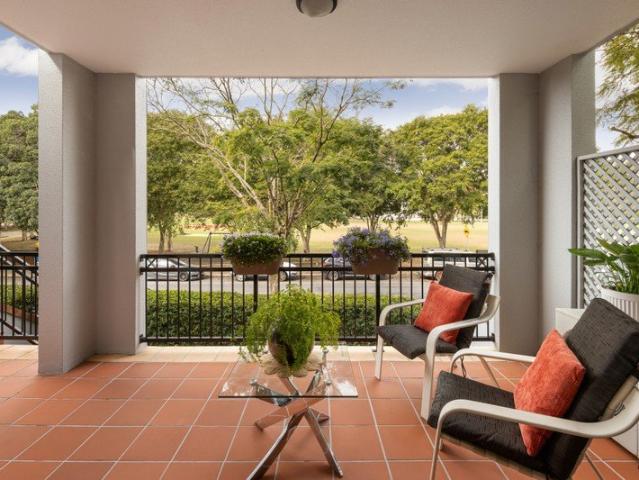 Elegant townhome in blue ribbon park side location