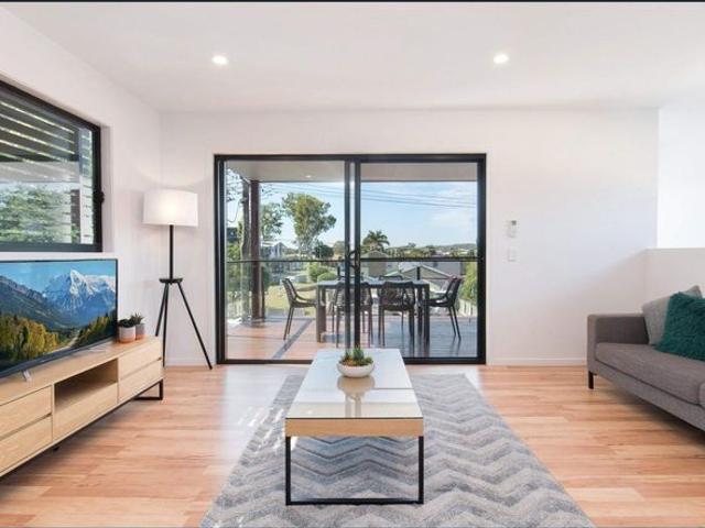 Elegant Townhouse Wooden floorboards, alfresco courtyard & balcony $835 per week to increase to $850 from 26/06/2027