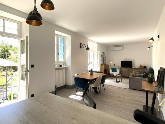 Elegant Townhouse en Pierre Rénové avec Jardin au Cœur de Br. 104m² Brantôme