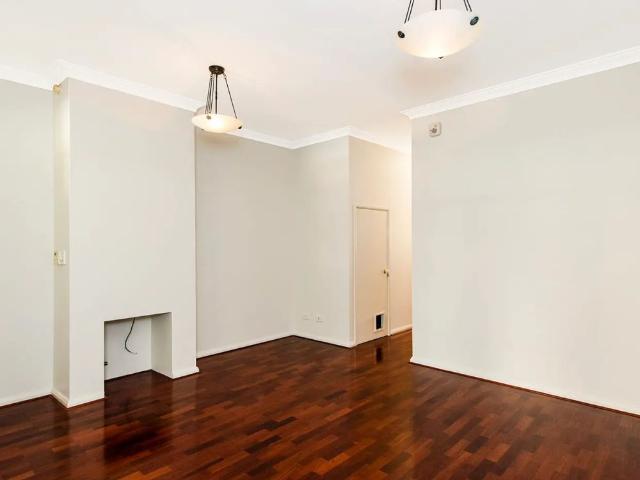 Elegant Townhouse in Exclusive Little Shenton Lane