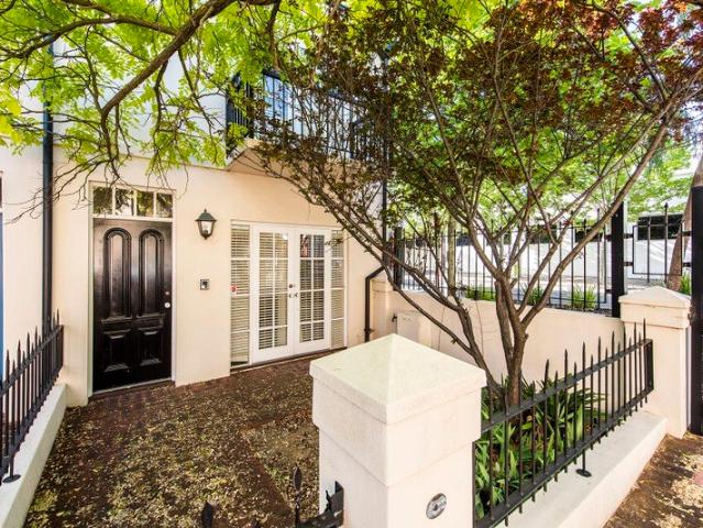 Elegant Townhouse in Exclusive Little Shenton Lane