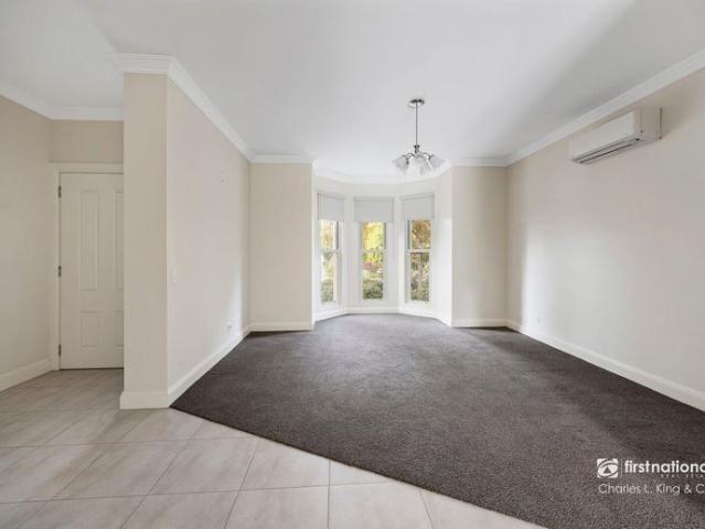 Elegant Townhouse in Sought After Cranford Heights