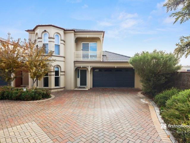 Elegant Townhouse in Sought After Cranford Heights