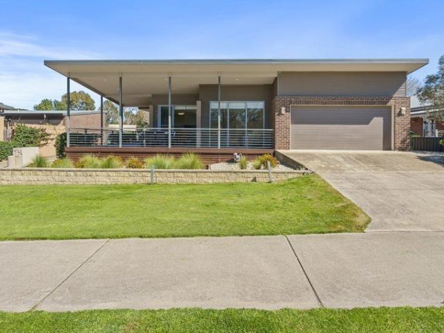 Elegant townhouse only moments from the Murray River