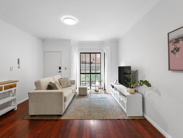 Elegant Townhouse Retreat with House Like Proportions