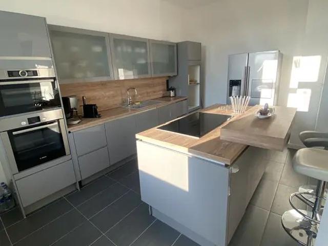 Elegant Urban Retreat: Exclusive 2 Room Luxury Apartment with Spacious Terrace, Braunschweig Amsterdam Apartments for Rent