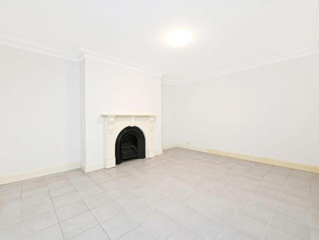 Elegant Victorian Apartment – Moments from Petersham Station