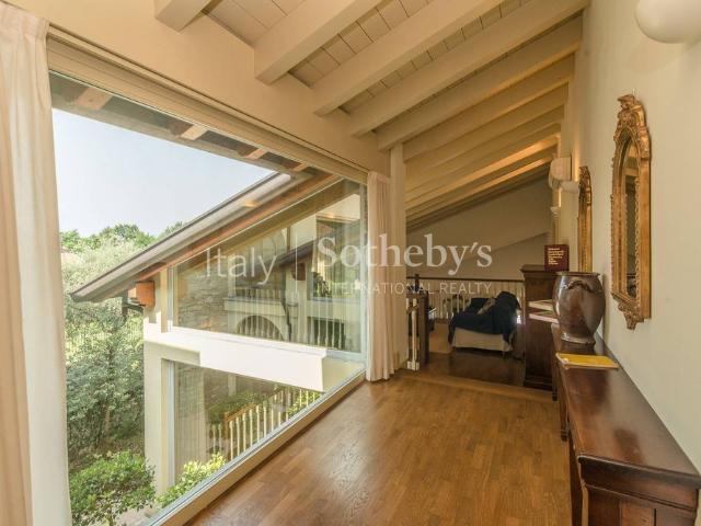 Elegant villa with pool on the Lombardy side of Lake Maggiore
