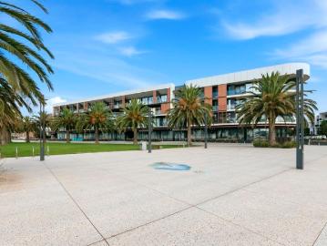 Elegant Waterfront Living in Marina Quays