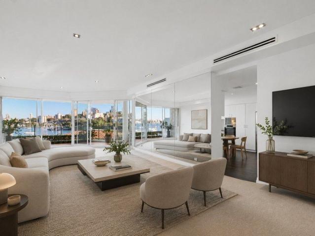 Elegant waterfront living in coveted harbourside location