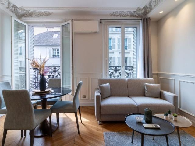 Elegant 1BR Haussmann Apartment in Paris 17th near Arc de Triomphe, Paris Amsterdam Apartments for Rent