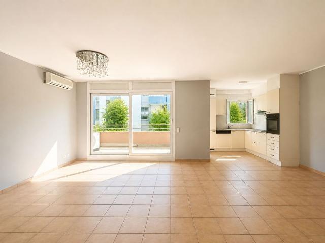 Elegant 2.5 room apartment surrounded by greenery