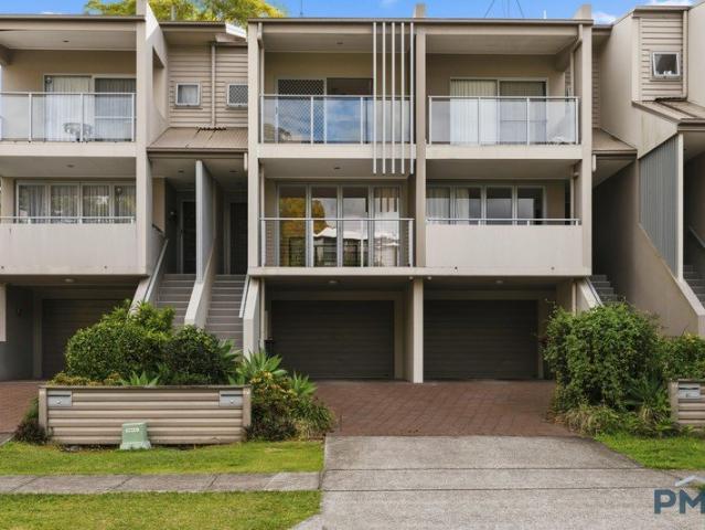 ELEGANT 2 BEDROOM TOWNHOUSE IN AN UNBEATABLE LOCATION!