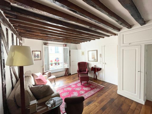 Elegant 2 Bedroom Apartment in a Prime Location close to Place des Vosges