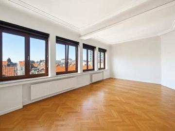 Elegant 2 bedroom apartment near Louise