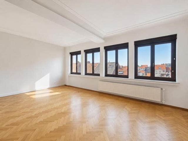 Elegant 2 bedroom apartment near Louise