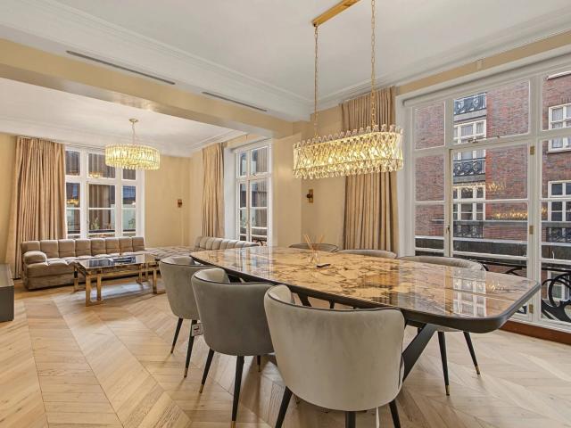 Elegant 2 Bedroom Apartment with En Suite in Mayfair | Carrington House