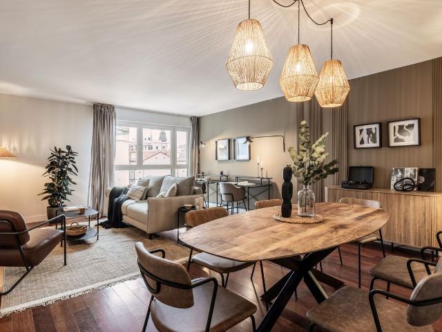 Elegant 2 Bedroom Apartment with Gym and Padel Court in Goya, Madrid Amsterdam Apartments for Rent