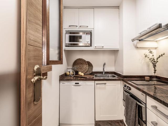 Elegant 2 Bedroom Apartment with Modern Design and Smart Amenities on Juan Bravo Street, Madrid Amsterdam Apartments for Rent