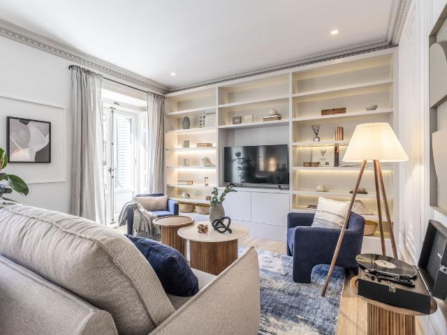 Elegant 2 Bedroom Coastal Inspired Apartment in Justicia with Private Workstations, Madrid Amsterdam Apartments for Rent