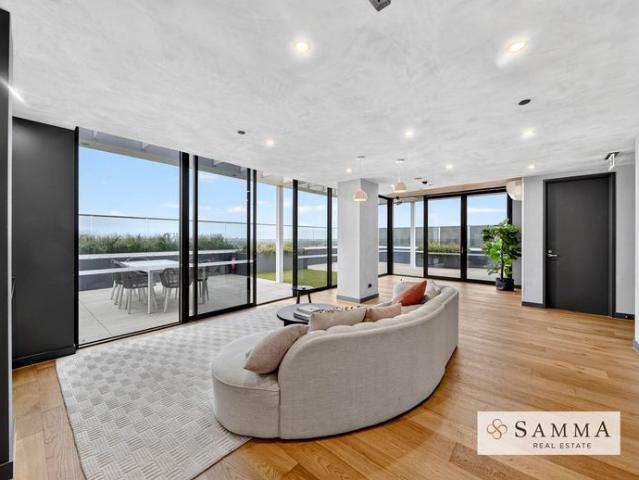 Elegant 2 Bedroom Living in a Prime Ivanhoe Location For Lease!