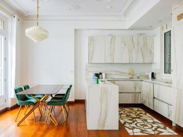 Elegant 2BR Apartment with AC in Paris Golden Triangle