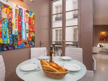 Elegant 38m2 Apartment with Refined Design in the Sought After Montorgueil Neighborhood, Paris Amsterdam Apartments for Rent