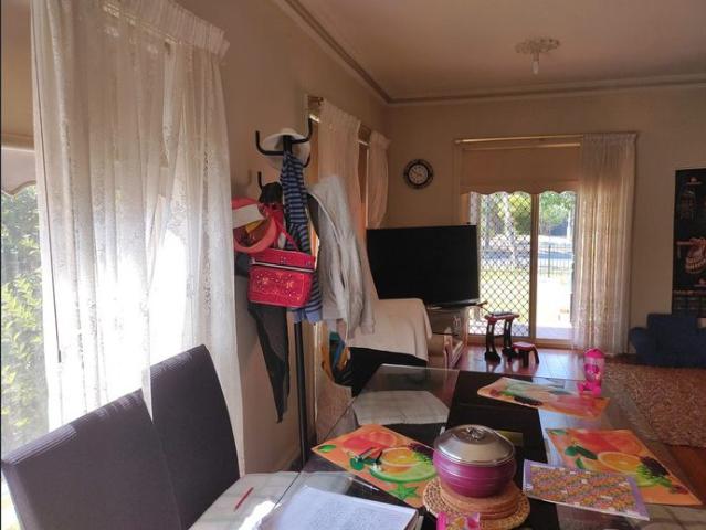 Elegant 3 bedroom unit for rent in prime location of Glen Waverley with low maintenance appeal!
