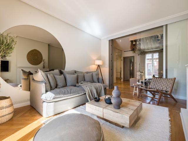 Elegant 3 Bedroom Apartment with Private Office and Modern Floral Decor, Madrid Amsterdam Apartments for Rent