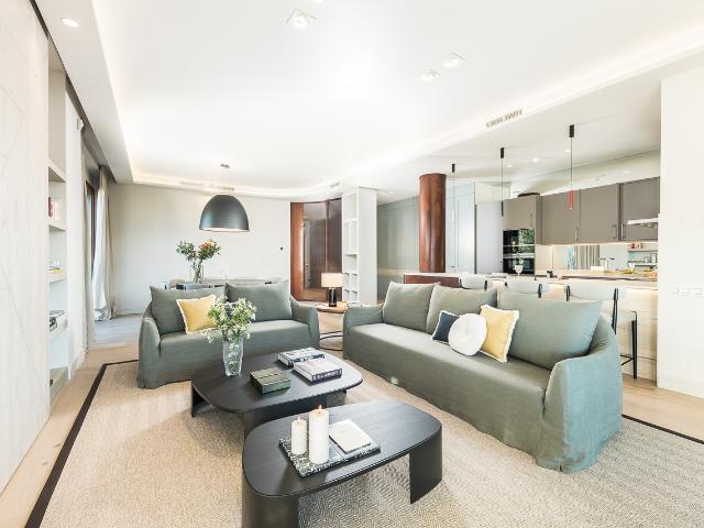 Elegant 3 bedroom apartment with private terrace