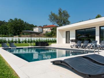 Elegant 3 bedroom house with a swimming pool, in Braga