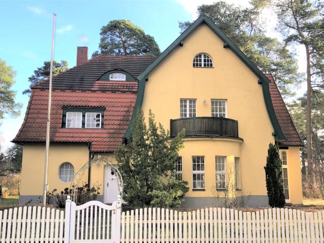 Elegant 3 room terrace apartment with lake view in a historic villa