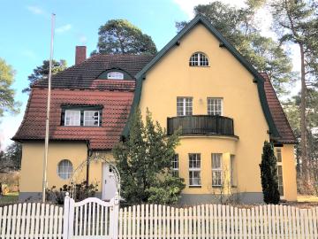 Elegant 3 room terrace apartment with lake view in a historic villa