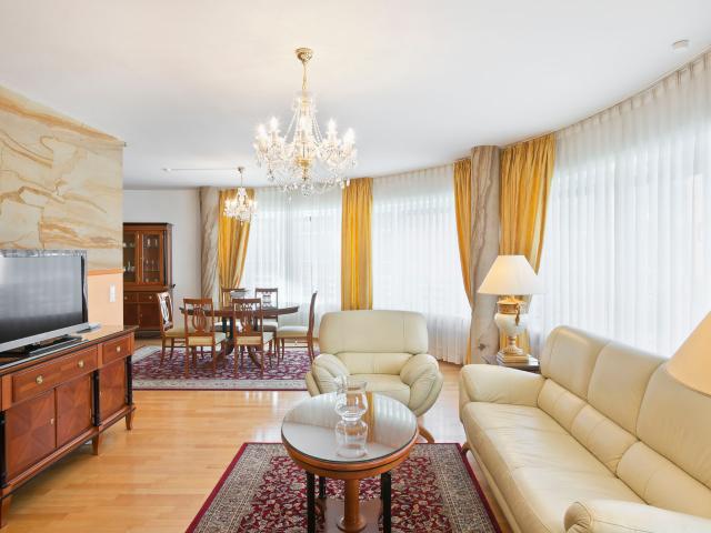 Elegant 3 Room Apartment with Balcony in Berlin Tiergarten