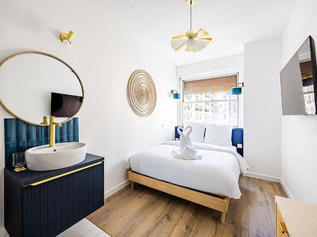 Elegant 3BR Apartment with Balcony and Eiffel Tower Views, Paris Amsterdam Apartments for Rent