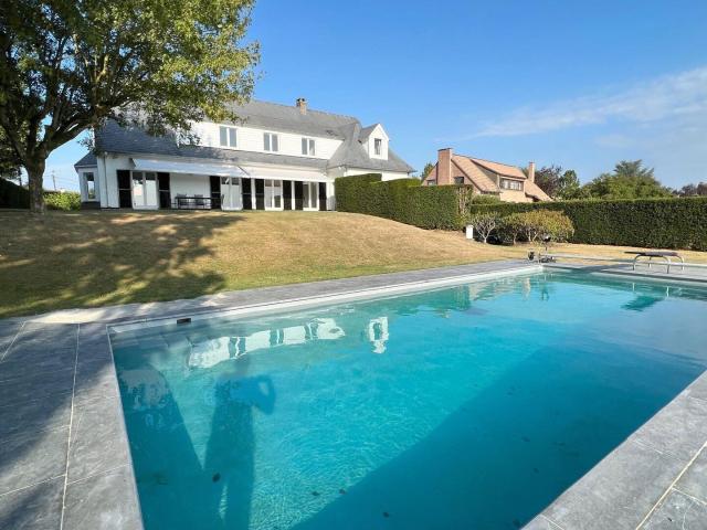 Elegant 4/5 bedrooms villa with pool and stunning views