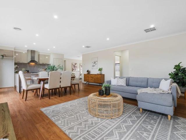 Elegant 4 Bedroom Property: Perfect Blend of Style and Convenience