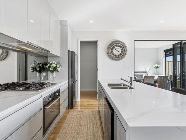 Elegant 4 Bedroom Sanctuary Overlooking A Scenic Reserve