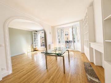 Élégant 4 pièces au cœur de la ville – Charme de l’ancien et belle luminosité
