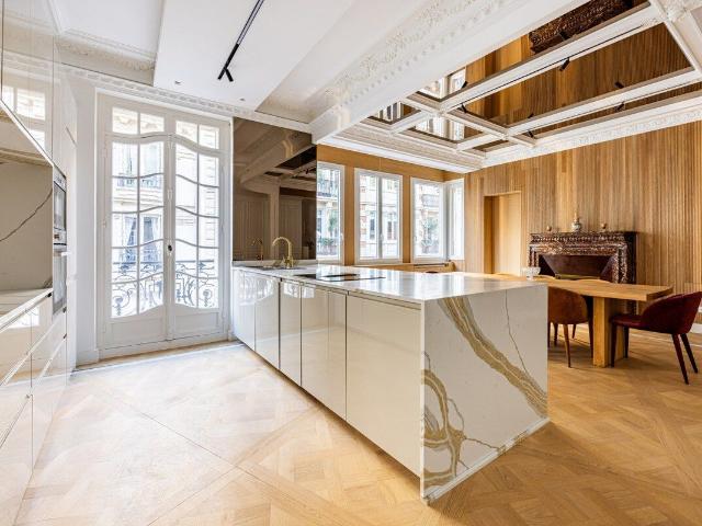 Elegant 4BR Apartment with AC near Montmartre, Paris Amsterdam Apartments for Rent