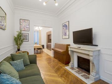 Elegant 4BR Renovated Apartment near Gare du Nord