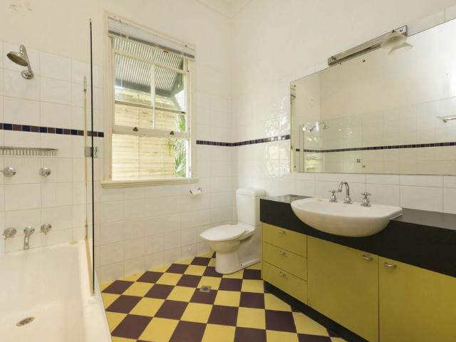 Elegant 5 Bedroom Oasis in the Heart of Auchenflower