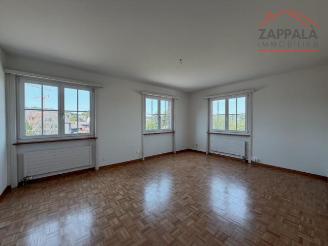 Elegante 4 Zimmer Wohnung im Erdgeschoss In Schönenbuch
