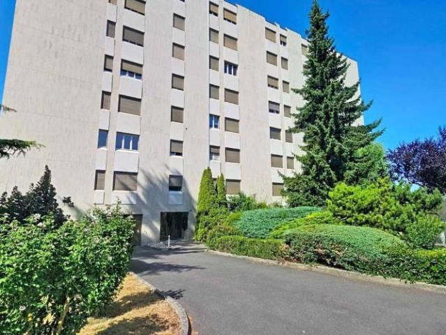 Elegante 4.5 Zimmer Familienwohnung mit Cheminée und Loggia