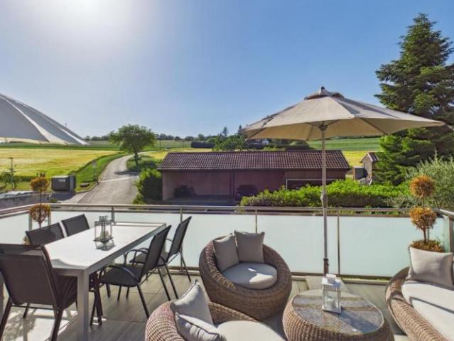 Elegante 4.5 Zimmer Wohnung mit sonnigem Balkon in Treycovagnes