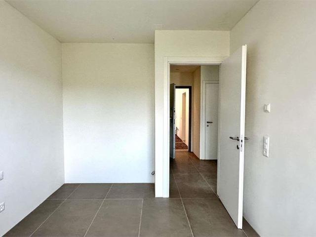 Elegante 2,5 Locali con Vista Verde e Terrazzo
