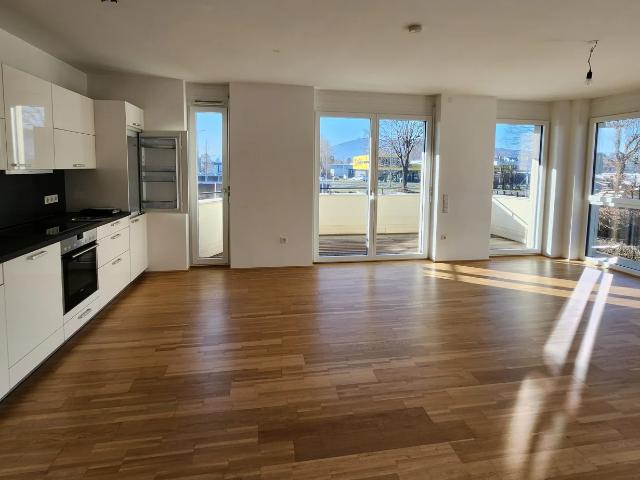 Elegante 3 Zimmer Wohnung mit Balkon, Pool & Garagenplatz