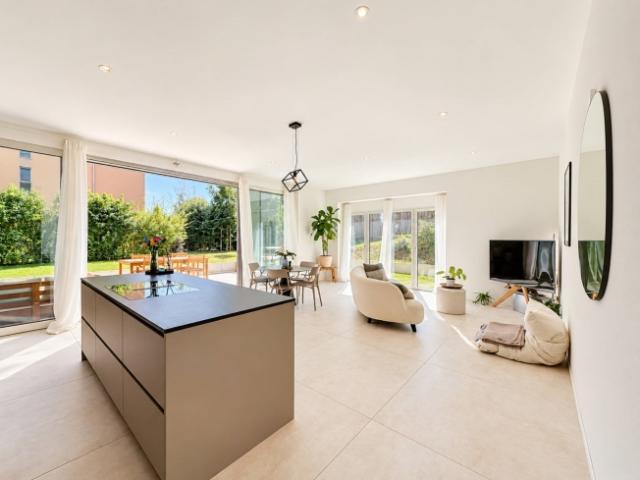 Elegante 3,5 Zimmer Wohnung mit Terrasse und privatem Garten